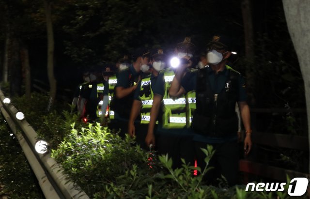 박원순 서울시장이 연락두절된 9일 저녁 북악산 일대에서 경찰 병력이 2차 야간 수색작업을 하고 있다. © News1