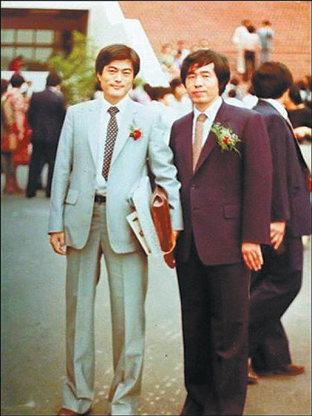 1982년 사법연수원 동기인 문재인 대통령(왼쪽)과 함께.