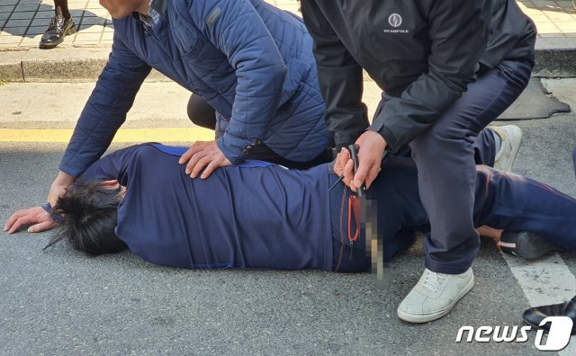 9일 오전 서울 광진구 자양동 인근에서 유세중이던 오세훈 미래통합당 광진을 후보에게 흉기를 가지고 접근한 남성이 경찰에 체포되고 있다.  (오세훈캠프 제공)2020.4.9/뉴스1