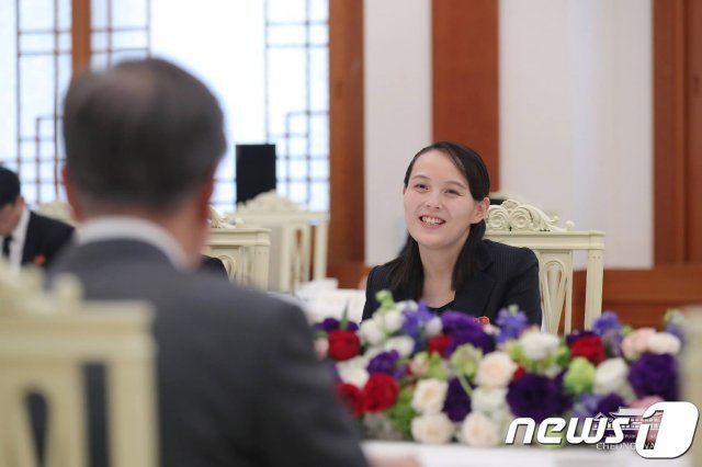 10일 오전 청와대에서 평창동계올림픽을 계기로 방남한 김정은 북한 노동당 위원장의 여동생 김여정 노동당 중앙위 제1부부장이 밝게 웃고 있다. (청와대 페이스북) 2018.2.10/뉴스1 © News1