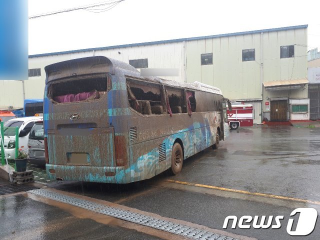 10일 호우경보가 내린 부산 사하구의 한 관광버스 차고지 위 야산에서 토사가 쏟아져 버스 8대가 파손됐다. (부산소방본부 제공)2020.7.10/뉴스1 © News1