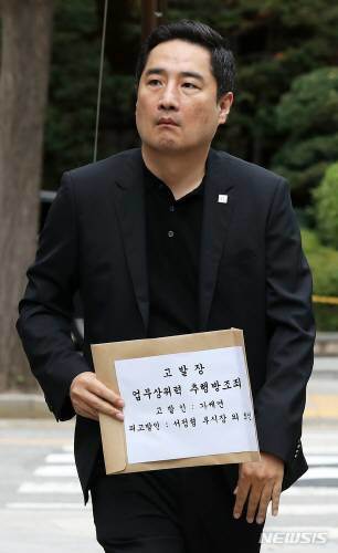 강용석 변호사가  10일 오후 서울지방경찰청에 박원순 서울시장 주변 관계자들을 상대로 ‘강제추행 방조’혐의 고발장을 접수하고 있다.