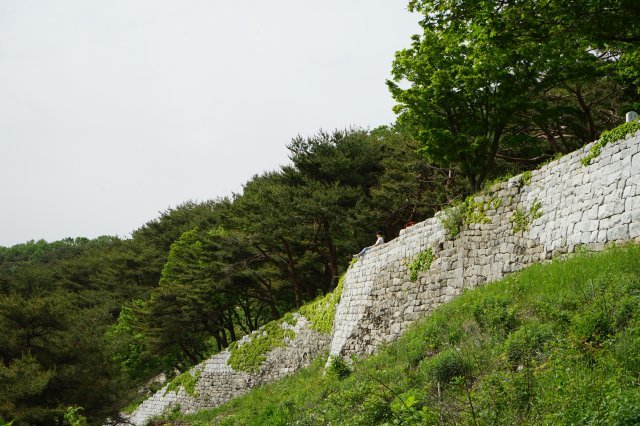 가림성(성흥산성)은 백제 수도 사비를 방어하기 위해 금강 하류에 만든 산성 중 하나다. 산성에 앉아 있으면 시원한 바람이 불어와 더위를 식혀준다.