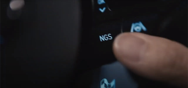 벨로스터N DCT 차량 핸들에 마련된 NGS 버튼. 현대자동차 유튜브 영상 캡처
