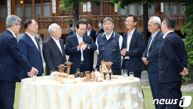 정세균 국무총리가 지난 6월18일 오후 서울 종로구 총리공관에서 열린 ‘신종 코로나바이러스 감염증(코로나19) 위기 극복을 위한 노사정 대화’에 앞서 시계를 보고 있다. 2020.6.18 © News1