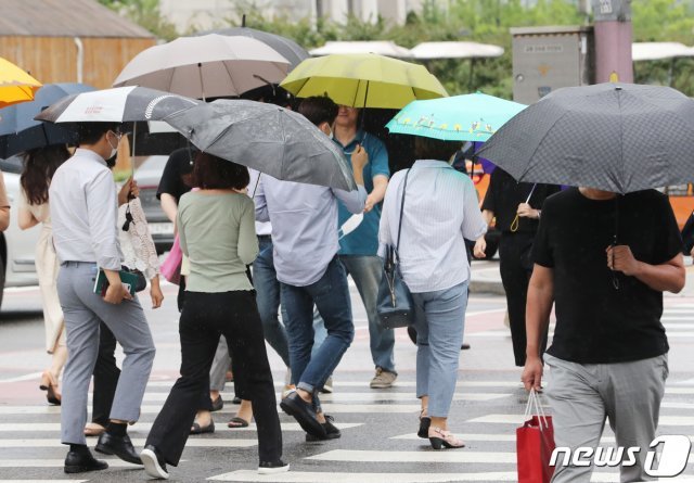 서울 종로구 광화문 일대에 우산을 쓴 시민들이 발걸음을 재촉하고 있다. 2020.7.10 © News1