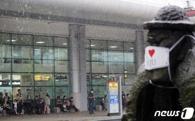 제주국제공항에서 관광객들이 비를 피해 발걸음을 옮기고 있다. © News1 DB