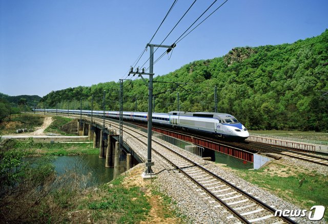 한국철도가 하계 휴가기간을 맞아 오는 20일부터 다음달 10일까지 운행하는 KTX를 대상으로 ‘둘이서 KTX 반값’ 이벤트를 시행한다. 사진은 KTX 열차. © 뉴스1
