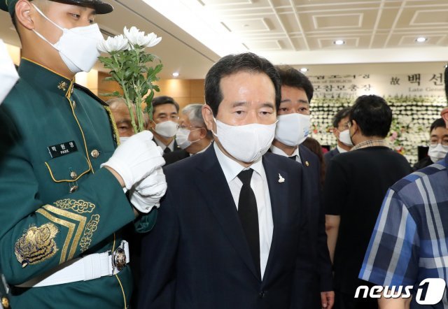 정세균 국무총리가 12일 서울 아산병원 장례식장에 마련된 고 백선엽 장군의 빈소를 조문하고 장례식장을 나서고 있다. 2020.7.12/뉴스1 © News1