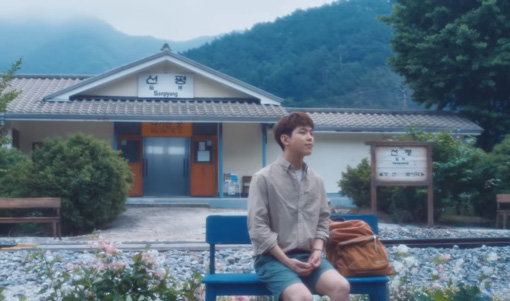 가수 폴킴이 감미로운 목소리와 기타 선율로 댄스곡 ‘여름 안에서’를 발라드 곡으로 확 바꿔놓았다. 사진출처｜유튜브 영상 캡처