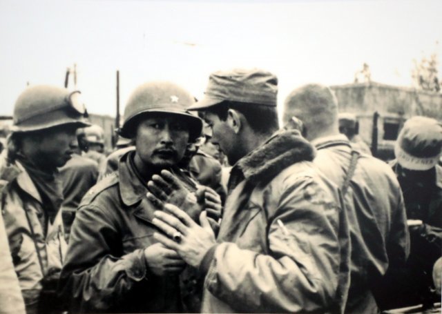 평양으로 진격당시 미 공군 연락장교(메듀스 대위)와 작전을 논의하고 있는 백선엽장군(1950년10월)