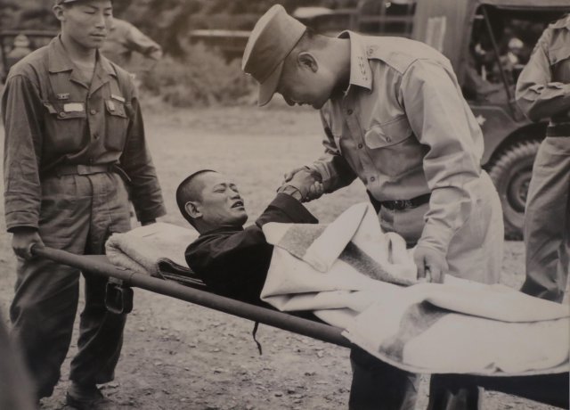 6,25전쟁 당시 부상당한 장병을 위로하는 백선엽장군