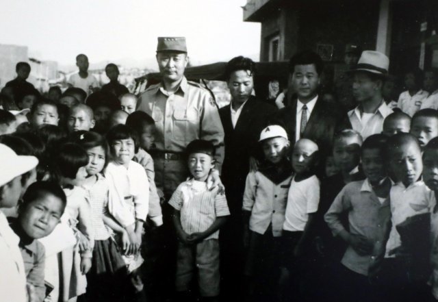 백선엽장군이 제1군사령관 시절 국민학교 어린이와 교직원들과 기념촬영 하고 있다.(1956년 5월)
