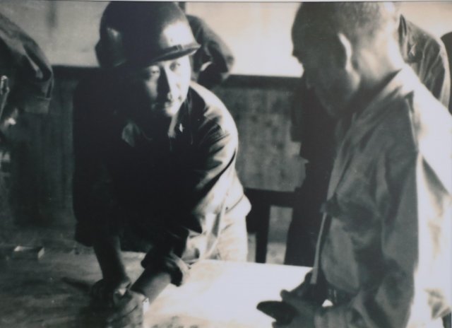 백선엽장군이 1950년 8월 신성모 당시 국방장관에게 다부동 전황을 보고하고 있다.