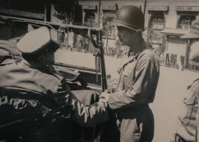 6,25전쟁 당시 국군1사단을 찾은 미국 맥아더 사령관과 악수를 나누며 대화를 하고 있는 백선엽 장군(1951년3월)