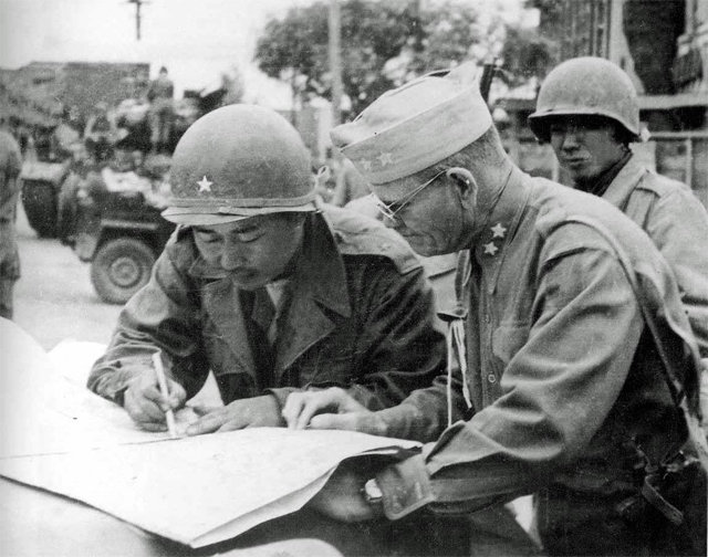 3 1950년 10월 19일 육군 1사단장이던 백 장군(왼쪽)이 평양에 입성한 뒤 프랭크 밀번 미군 1군단장에게 정황을 설명하는 장면으로, 백 장군이 군 역사 기록물로 육군에 기증한 사진이다. 해리스 트위터