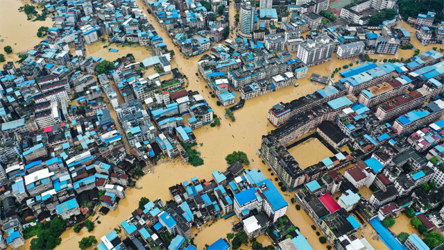 흙탕물에 잠긴 中 남부도시 11일 중국 남부 광시좡족자치구의 류저우시 일대가 폭우로 범람한 강물로 침수돼 있다. 중국 전역에서 한 달간 쏟아진 폭우로 이재민 약 3789만 명이 발생하고 141명이 사망하거나 실종됐다. 류저우=신화 뉴시스