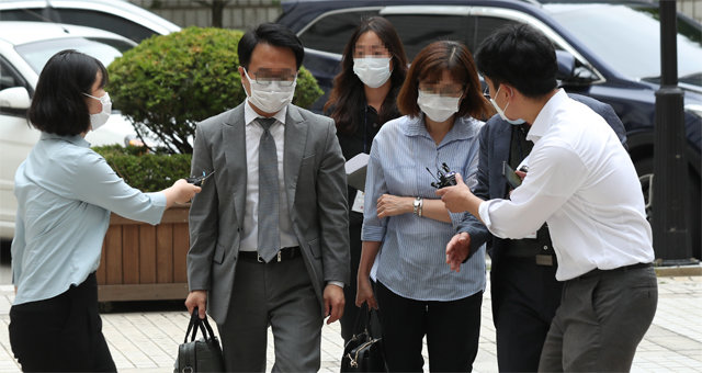 사기 혐의를 받고 있는 옵티머스자산운용 핵심관계자들이 7일 구속 전 피의자심문을 위해 서울중앙지방법원으로 들어가고 있다. 뉴시스