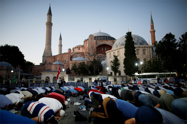 터키 최고행정법원이 10일(현지 시간) 이스탄불에 위치한 아야 소피아의 박물관 지위를 취소한다고 밝힌 직후 이슬람교 신자들이 이 건물 앞에서 예배를 보고있다. 이스탄불=AP 뉴시스