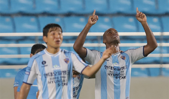 울산 공격수 주니오가 12일 DGB대구은행파크에서 열린 ‘하나원큐 K리그1 2020’ 대구와의 11라운드 방문경기에서 골을 넣은 뒤 하늘을 향해 손을 뻗으며 기뻐하고 있다. 주니오는 13, 14호 골을 넣으며 이 부문 선두를 질주
했다. 한국프로축구연맹 제공