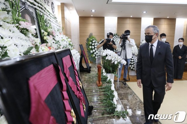 해리 해리스 주한미국대사가 11일 오후 서울 송파구 서울아산병원 장례식장에 마련된 故 백선엽 장군 빈소를 찾아 조의를 표하고 있다.  2020.7.11/뉴스1 © News1