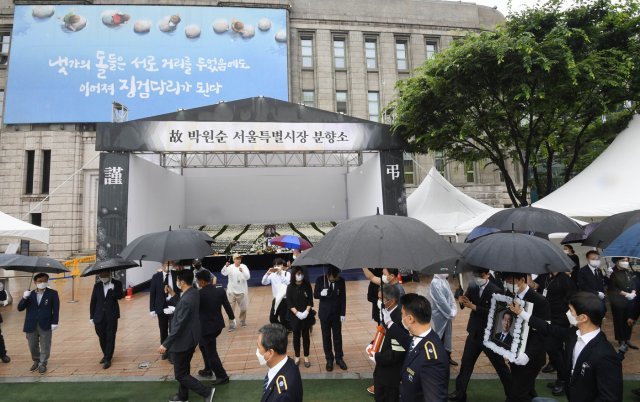 13일 서울 중구 서울시청에서 열린 고 박원순 서울시장 영결식을 마친 운구행렬이 화장을 위해 서울추모공원으로 이동하고 있다. 2020.7.13/뉴스1 © News1