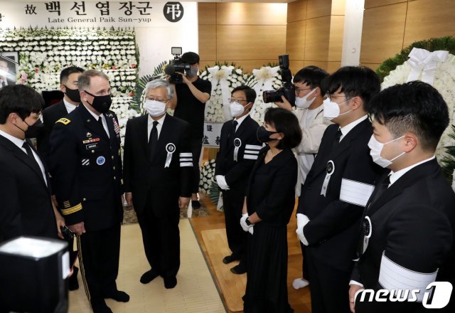 로버트 에이브럼스 한미연합사령관 겸 주한미군 사령관이 13일 서울 송파구 서울아산병원 장례식장에 마련된 고 백선엽 장군의 빈소를 찾아 조문한뒤 유족을 위로하고 있다. 2020.7.13 © News1