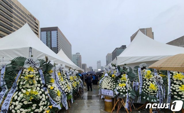 13일 오후 서울 종로구 광화문광장에 마련된 ‘백선엽 장군 시민분향소’ 뒤편에 조화들이 놓여있는 모습. © 뉴스1