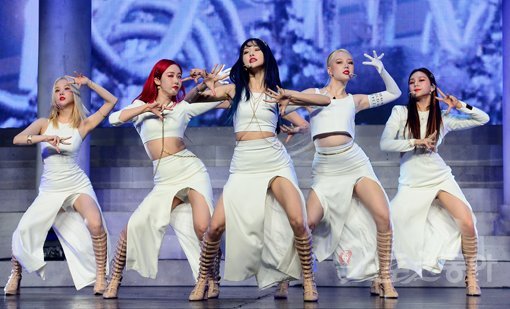 걸그룹 여자친구가 13일 서울 광진구 예스24라이브홀에서 열린 새 미니음반 ‘회:송 오브 더 사이렌스(回:Song of the Sirens)’ 발매 기념 쇼케이스 무대에서 강렬한 칼 군무를 선보이고 있다. 김민성 기자 marineboy@donga.com