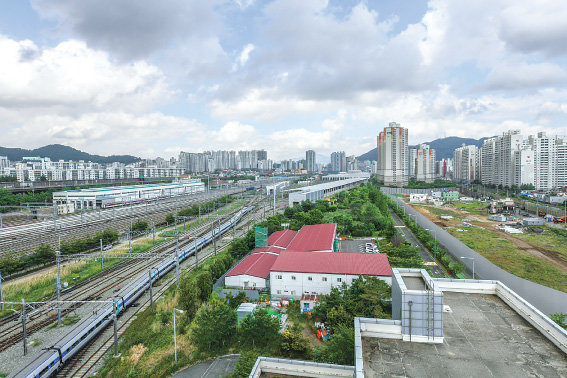 부산 대(大)개조 사업의 핵심이 될 부산철도차량정비단 전경. 부산시는 도시를 단절시킨 이 시설을 도시 외곽 지역으로 옮긴 후 부산의 미래를 위한 공간으로 개발하기 위해 용역을 실시하고 있다. 부산시 제공