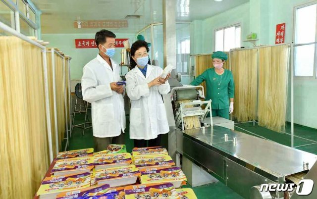(평양 노동신문=뉴스1) = 북한 노동당 기관지 노동신문은 14일 평양시 선교구역의 선교식료공장을 조명하며 “올해에 들어와 빵, 국수 등 5개 생산공정에 대한 식품안전관리체계인증을 받았으며 3점의 제품이 ‘2월2일제품’으로 등록되었다”라고 전했다. [국내에서만 사용가능. 재배포 금지. DB 금지. For Use Only in the Republic of Korea. Redistribution Prohibited] rodongphoto@news1.kr