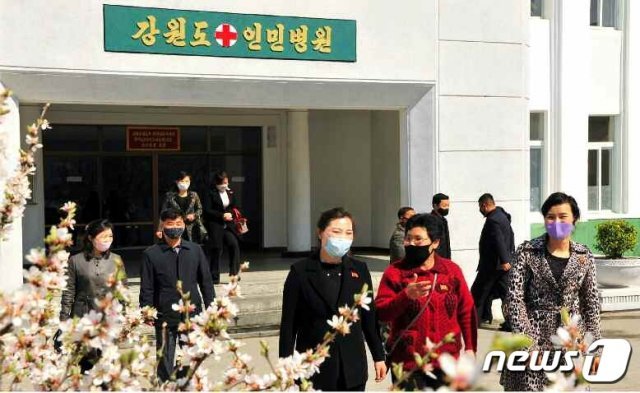 사진은 마스크를 착용한 채 강원도 인민병원 앞을 지나가는 강원도 주민들.(평양 노동신문=뉴스1)