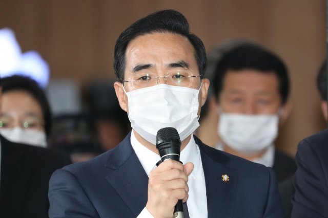 박홍근 더불어민주당 의원이 10일 오전 박원순 서울시장의 빈소가 마련된 서울 종로구 서울대병원 장례식장 앞에서 고인의 유가족들을 대신해 공지사항을 밝히고 있다. 사진=뉴스1