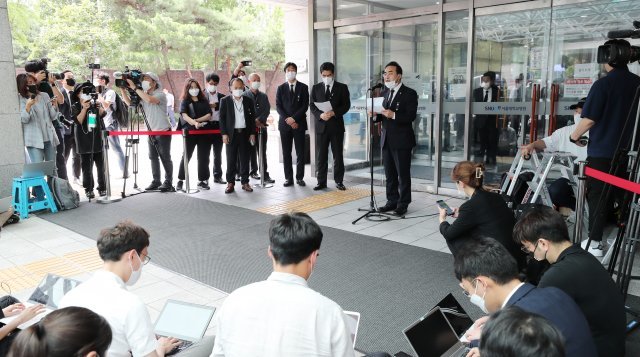 박홍근 더불어민주당 의원이 11일 오후 서울 종로구 서울대병원 장례식장에서 고(故) 박원순 서울시장의 장례위원회 구성과 절차에 대해 발표하고 있다. 사진=뉴스1