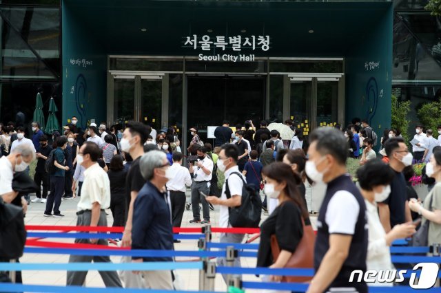 12일 오후 서울 중구 서울시청 앞 서울광장에 마련된 고(故) 박원순 서울특별시장 분향소를 찾은 시민들이 조문을 위해 줄 지어 있다. 2020.7.12/뉴스1 © News1