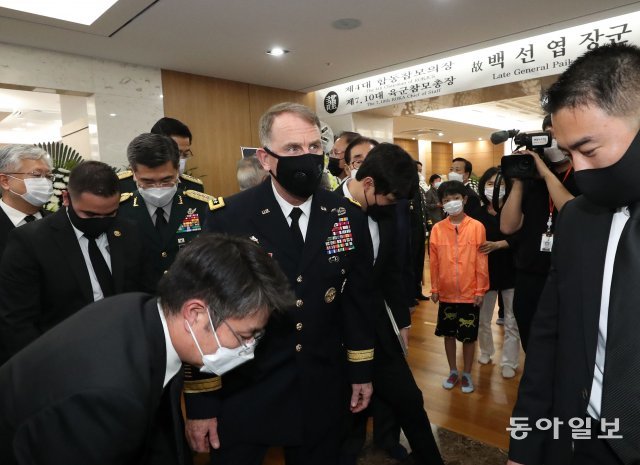 로버트 에이브럼스 주한미군사령관이 13일 서울 송파구 아산병원 장례식장에 마련된 故 백선엽 장군 빈소를 조문한 뒤 나오고있다.