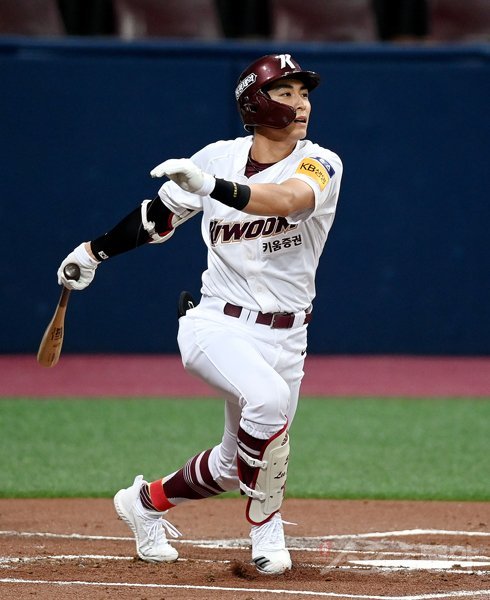 14일 서울 고척스카이돔에서 ‘2020 신한은행 SOL KBO리그‘ 키움 히어로즈와 NC 다이노스의 경기가 열렸다. 5회말 무사에서 키움 이정후가 솔로 홈런을 쏘아 올리고 있다. 고척｜김민성 기자 marineboy@donga.com