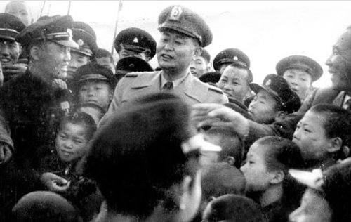 1951년 12월 25일 백선고아원에 머물던 아이들이 광주 상무대 비행장에 도착한 백선엽 장군을 둘러싸고 환영하는 모습. 유족 관계자 제공