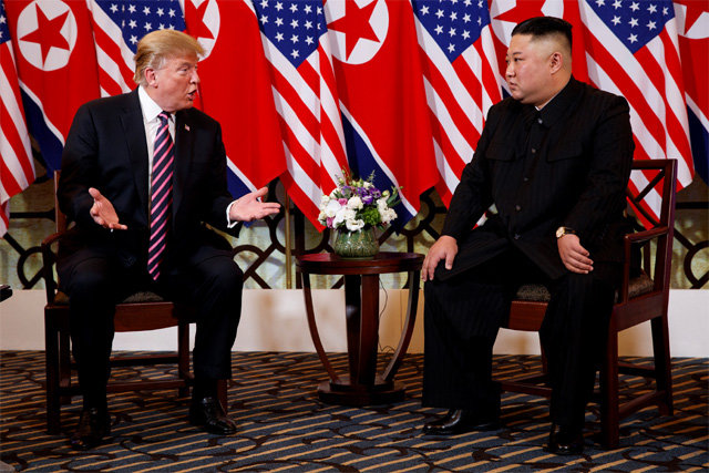 도널드 트럼프 미국 대통령(왼쪽)과 김정은 북한 국무위원장이 지난해 2월 27일 하노이 2차 북-미 정상회담에서 대화를 나누고 있다. 11월 대선을 앞두고 트럼프 대통령의 재선이 힘들어지는 게 아니냐는 관측이 쏟아지고 있다. AP 뉴시스