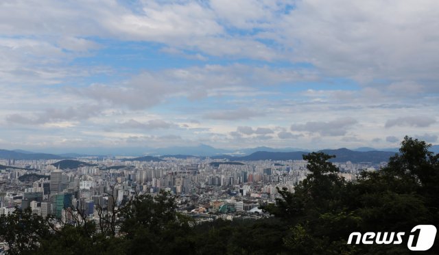 비가 그치고 맑은 날씨를 되찾은 10일 오후 서울 남산타워에서 보이는 도심 위로 파란 하늘이 드러나고 있다. 2020.7.10/뉴스1 © News1