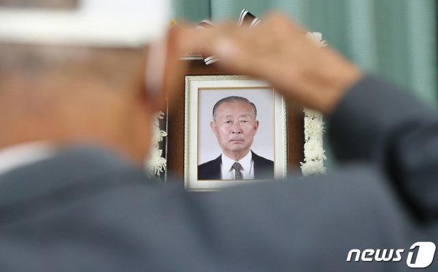 14일 오후 대전충남향군회관에 마련된 고(故) 백선엽 장군 분향소에서 남정기 예비역 대령이 거수경례를 하고 있다. 2020.7.14/뉴스1 © News1