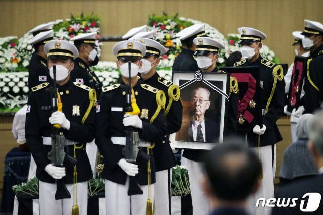 15일 오전 서울 송파구 서울아산병원에서 열린 고(故) 백선엽 장군 영결식에서 영현 봉송이 진행되고 있다. 2020.7.15 © News1 사진공동취재단