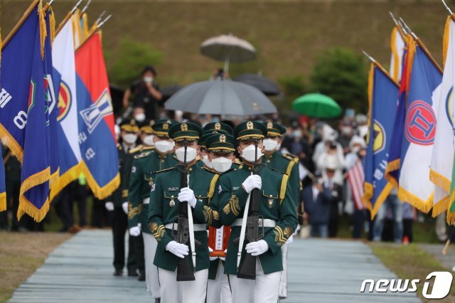 (대전=뉴스1) 장수영 기자 = 15일 오전 대전 유성구 국립대전현충원에서 고(故) 백선엽 예비역 육군 대장의 안장식이 엄수되고 있다. 2020.7.15/뉴스1