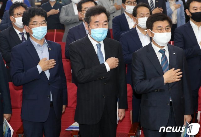 박완주(왼쪽부터), 이낙연 더불어민주당 의원, 이춘희 세종시장이 14일 오후 서울 여의도 국회 의원회관에서 열린 국회 세종의사당 건립을 위한 정책토론회에 참석해 국민의례를 하고 있다. 2020.7.14/뉴스1 ⓒ News1