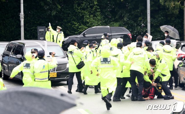 15일 오전 대전 유성구 국립대전현충원에 故 백선엽 장군의 운구차량이 진입하자 안장을 반대하는 단체 회원들이 운구차량 진입 저지를 시도, 경찰이 제지하고 있다. 2020.7.15/뉴스1 © News1