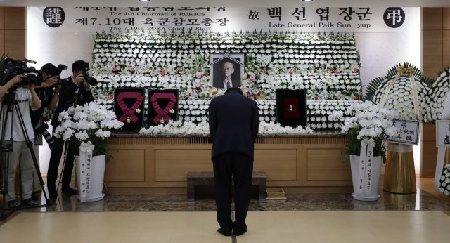 태영호 미래통합당 의원이 12일 오후 서울 송파구 서울아산병원 장례식장에서 마련된 고 백선엽 장군의 빈소를 찾아 조문하고 있다. 사진=뉴스1