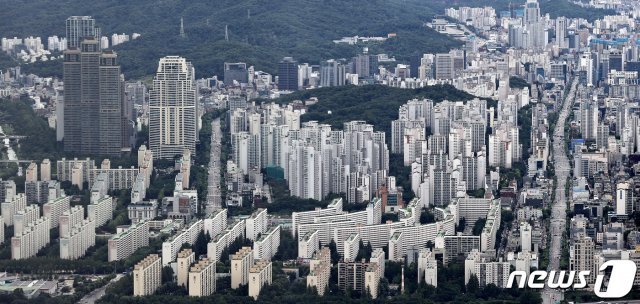 서울 송파구 롯데월드타워 서울스카이 전망대에서 바라본 서울 아파트단지 모습. 2020.7.14/뉴스1 © News1