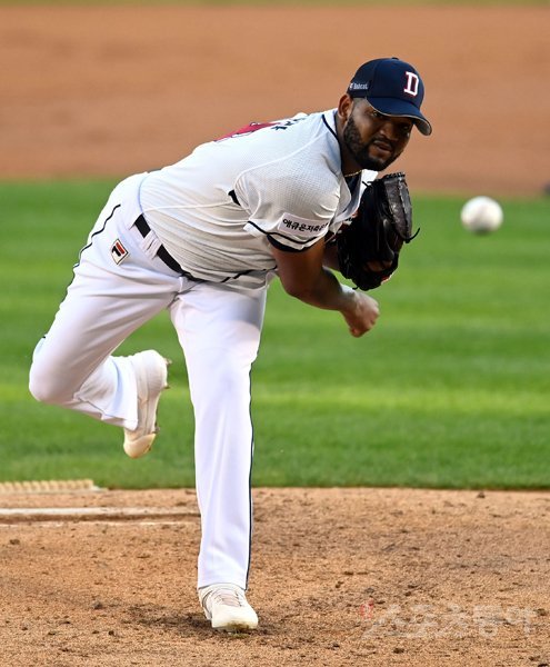 15일 서울 잠실야구장에서 ‘2020 신한은행 SOL KBO 리그‘ SK 와이번스와 두산 베어스의 경기가 열렸다. 선발 투수로 등판한 두산 알칸타라가 역투하고 있다. 잠실｜김종원 기자 won@donga.com