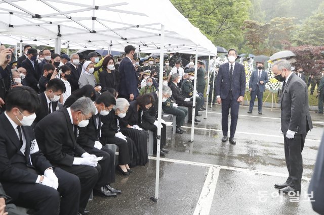 15일 백 장군의 안장식에서 헌화를 마친 해리 해리스 주한 미국 대사가 유가족들에게 인사를 하고 있다. 원대연 기자 yeon72@donga.com