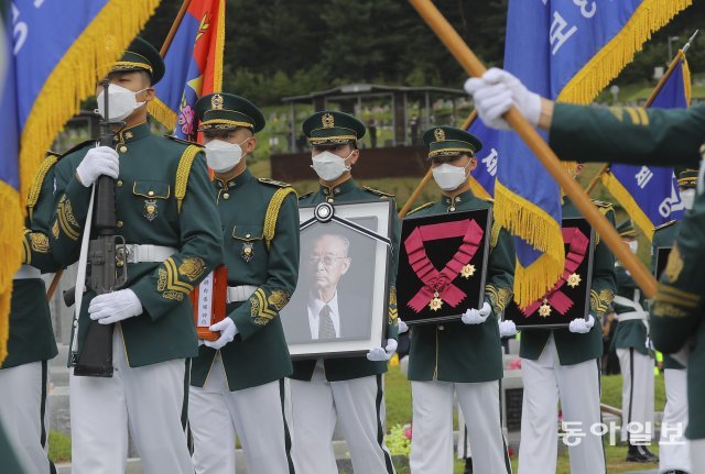 백 장군의 유해가 15일 오전 대전 국립현충원에 마련된 안장식장으로 운구되고 있다.